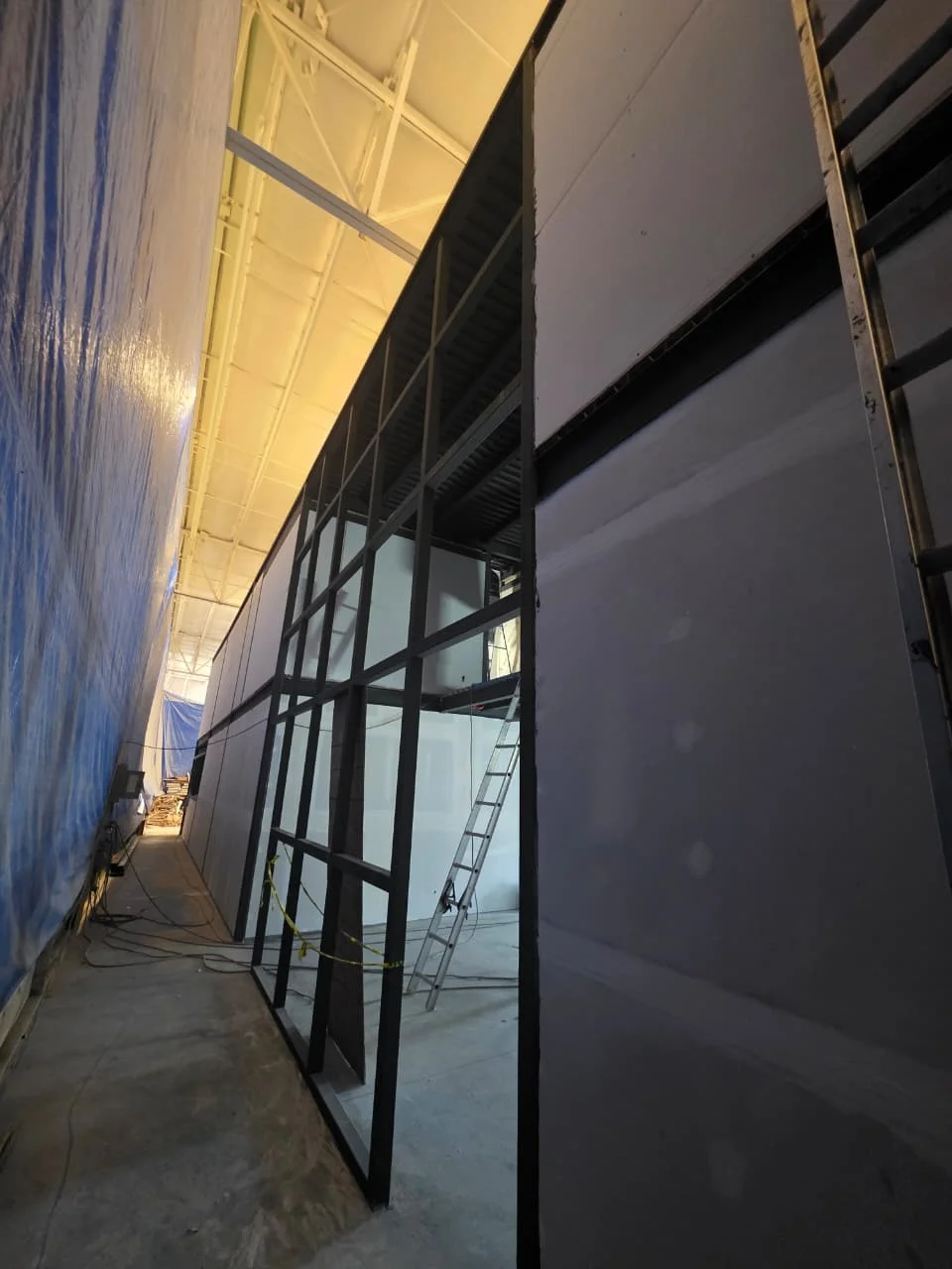 Instalación de tablaroca de gran altura con perfilería metálica y techumbre industrial — Grupo Hydro Tempus