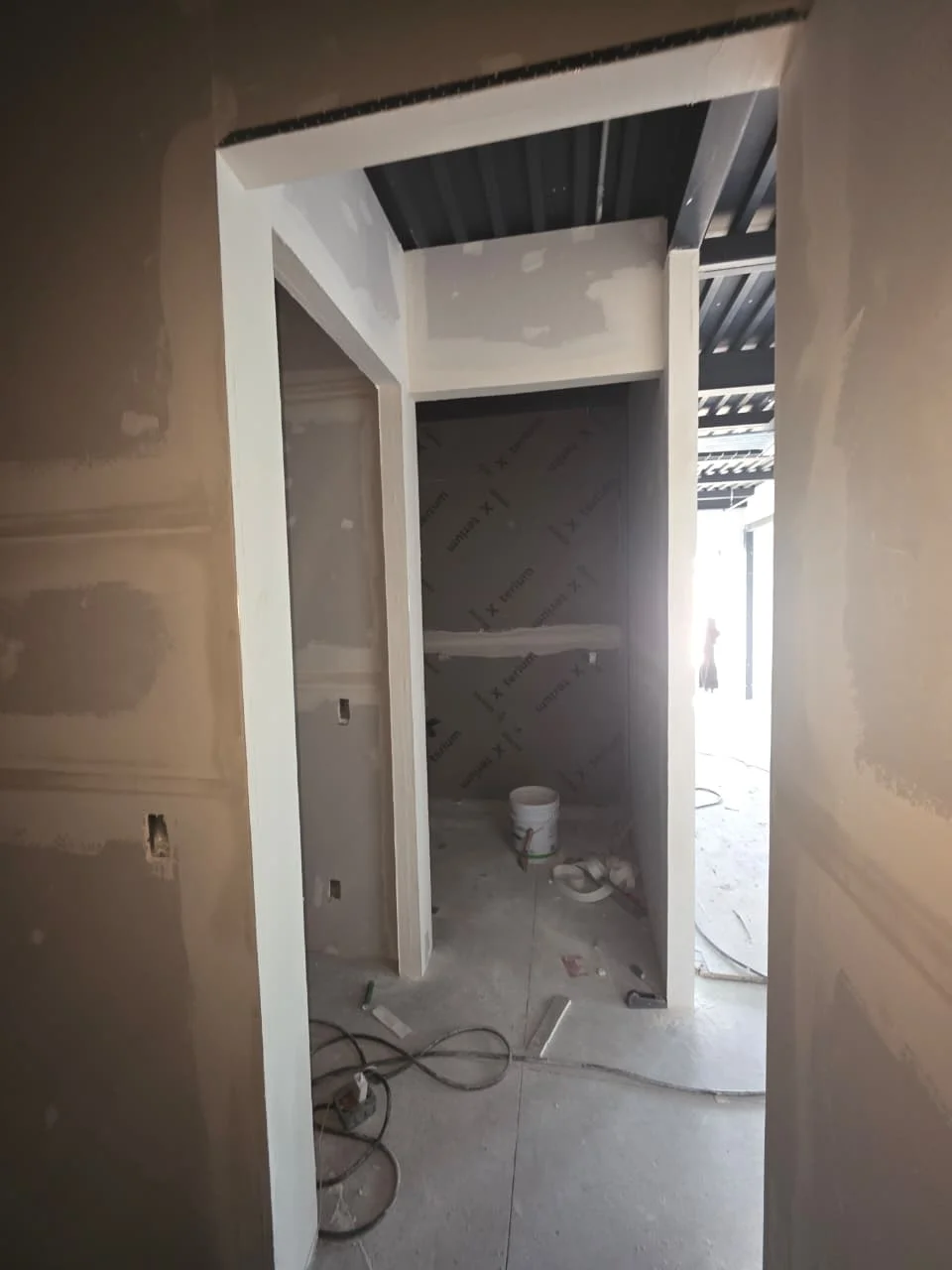 Cuarto con marco de puerta terminado y muros de tablaroca antimoho Glasroc X — Grupo Hydro Tempus