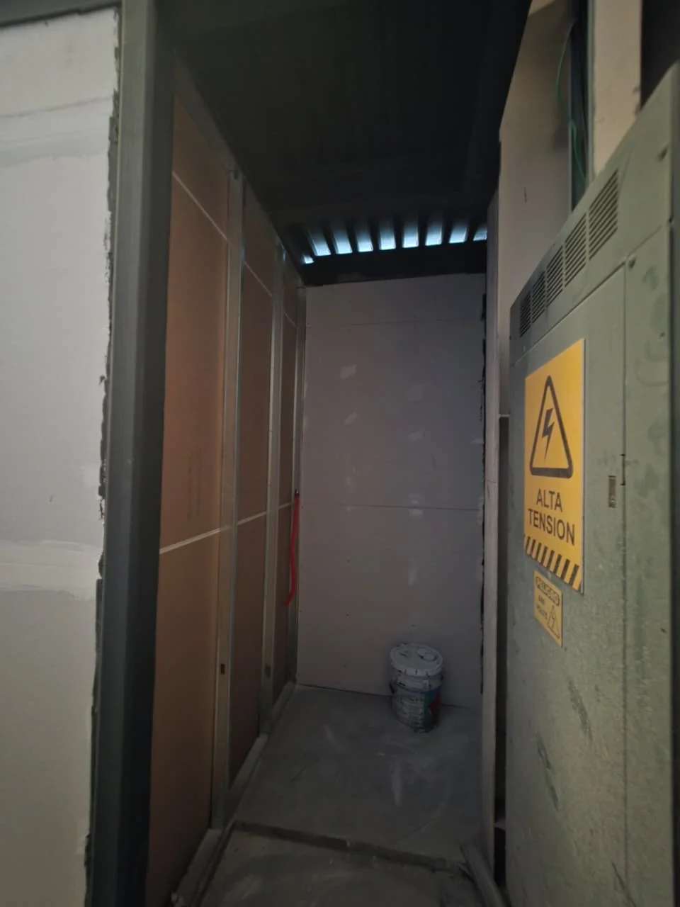 Cuarto eléctrico con tablaroca y gabinete de Alta Tensión — Grupo Hydro Tempus Monterrey