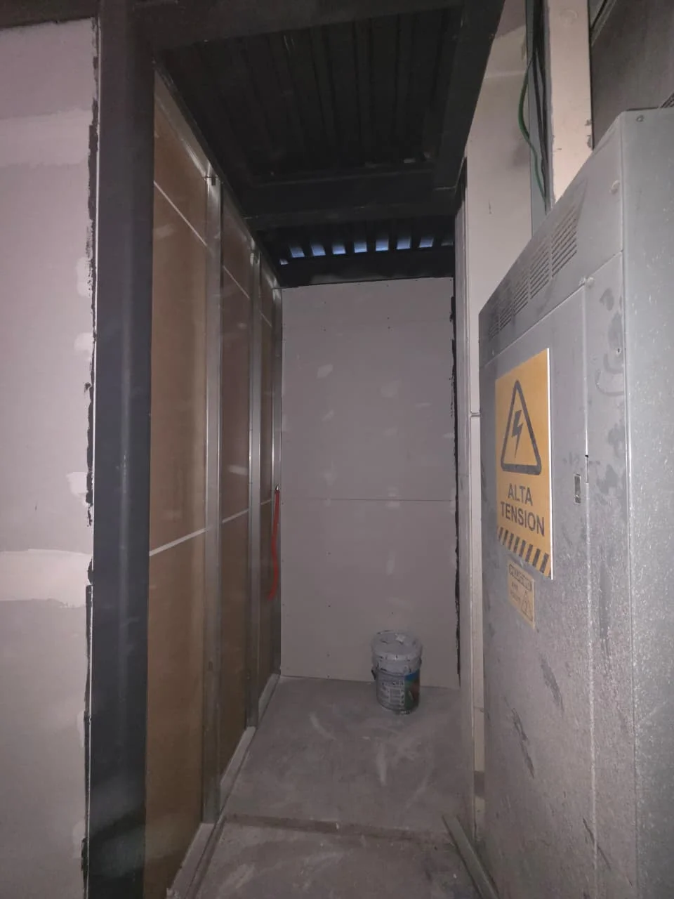 Acceso a cuarto eléctrico con muros de tablaroca junto a gabinete de Alta Tensión — Grupo Hydro Tempus