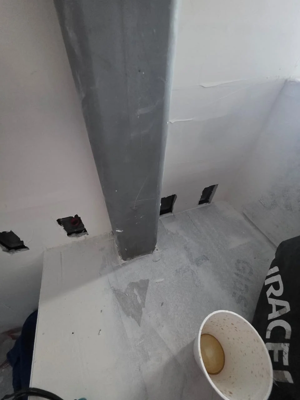 Detalle de columna metálica revestida con tablaroca y pasos de instalaciones — Grupo Hydro Tempus