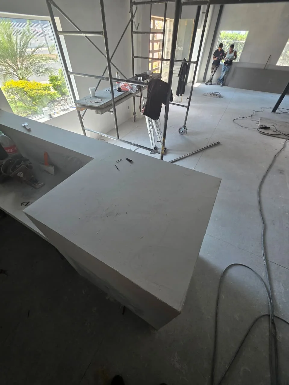 Recepción de tablaroca formada con andamio interior y ventana al exterior — Grupo Hydro Tempus Monterrey
