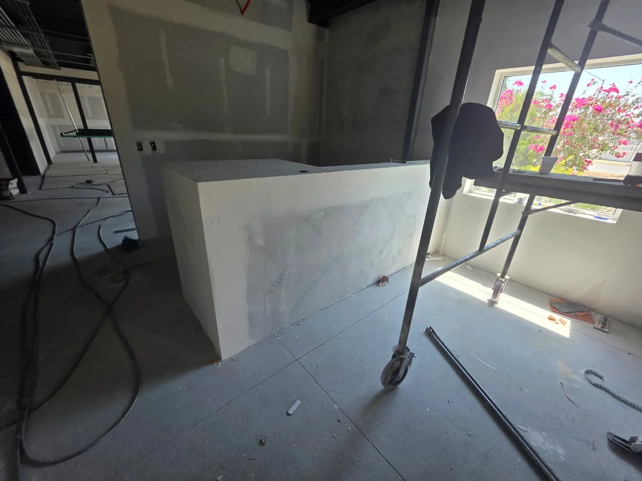 Cubo de tablaroca terminado con vista exterior a bugambilia y andamio — Grupo Hydro Tempus Monterrey