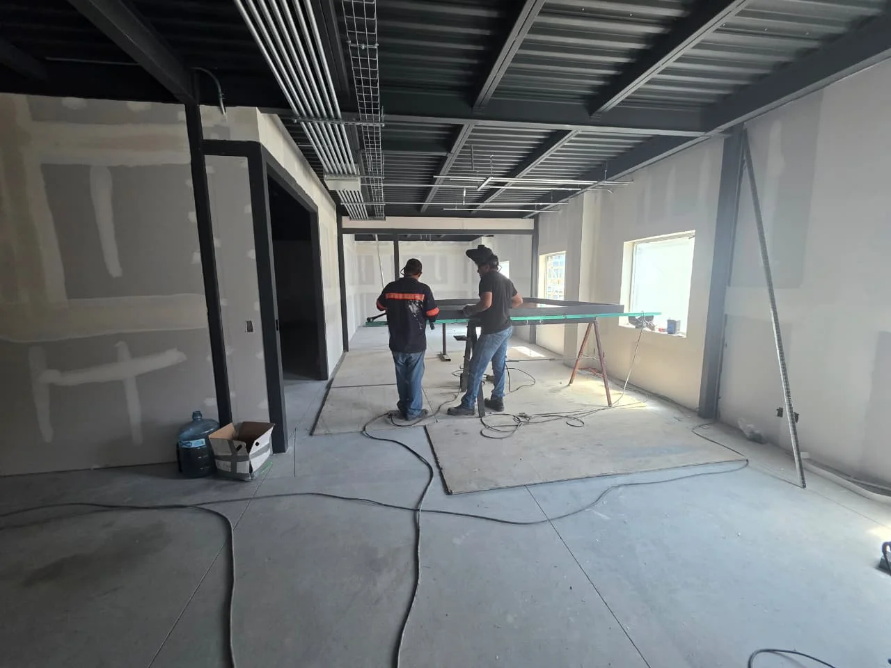 Trabajadores instalando perfilería de plafón con charola portacables — Grupo Hydro Tempus