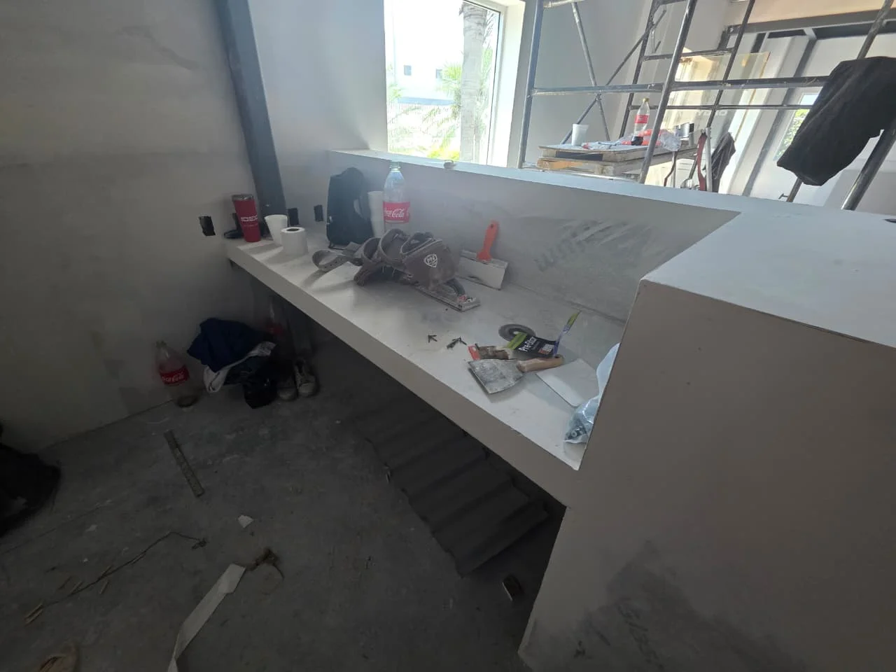 Barra de tablaroca terminada con herramientas de albañilería y vista al exterior — Grupo Hydro Tempus