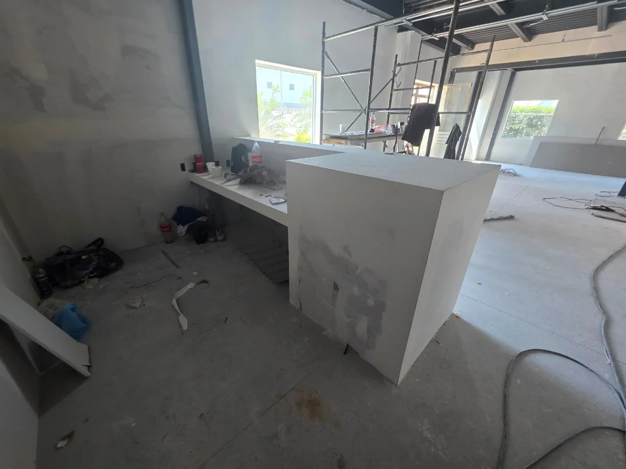 Cubo de tablaroca con resanado parcial y herramientas sobre escritorio — Grupo Hydro Tempus Monterrey