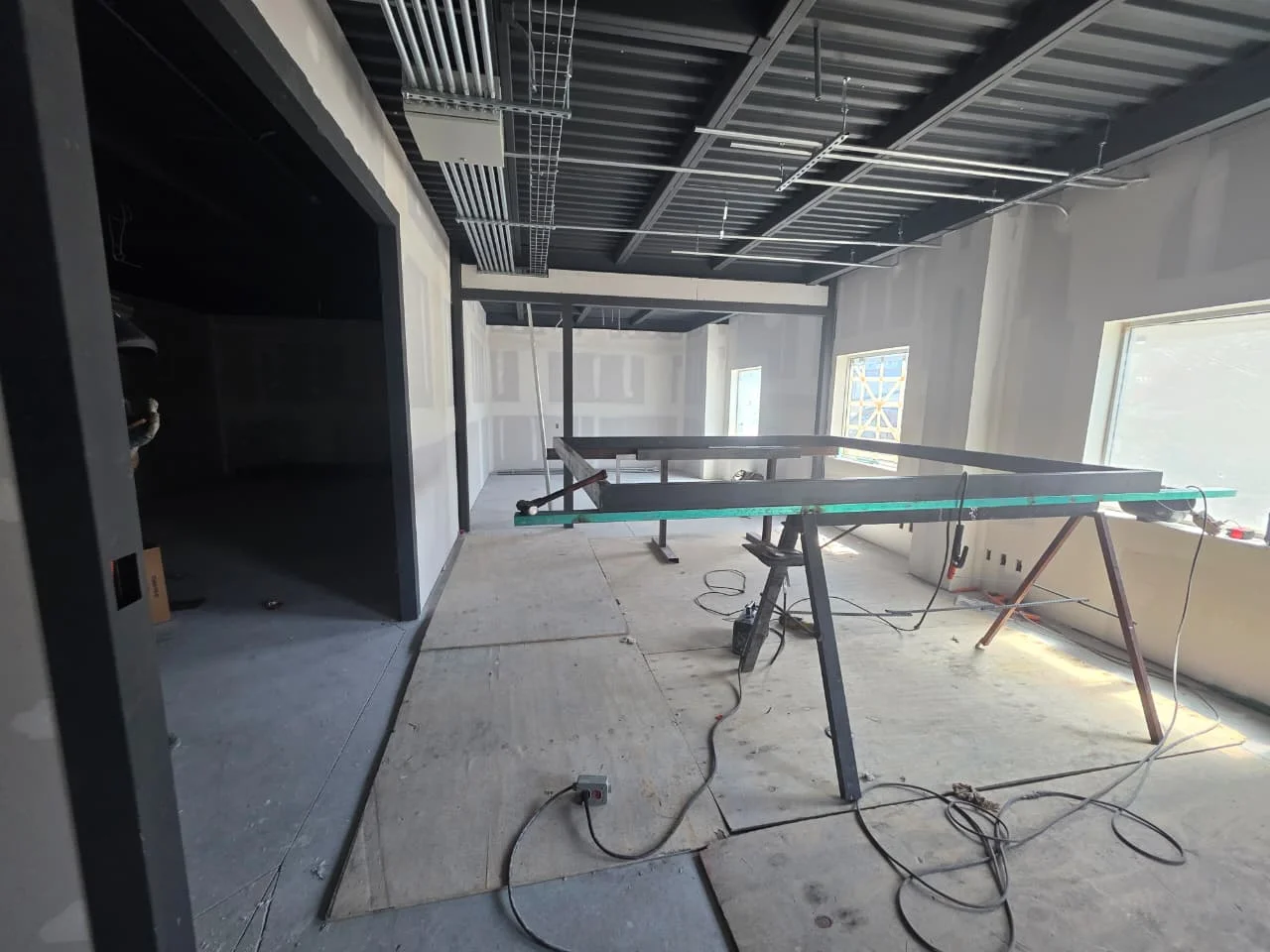 Espacio interior con techumbre de losacero, charolas portacables y mesa de trabajo metálica — Grupo Hydro Tempus