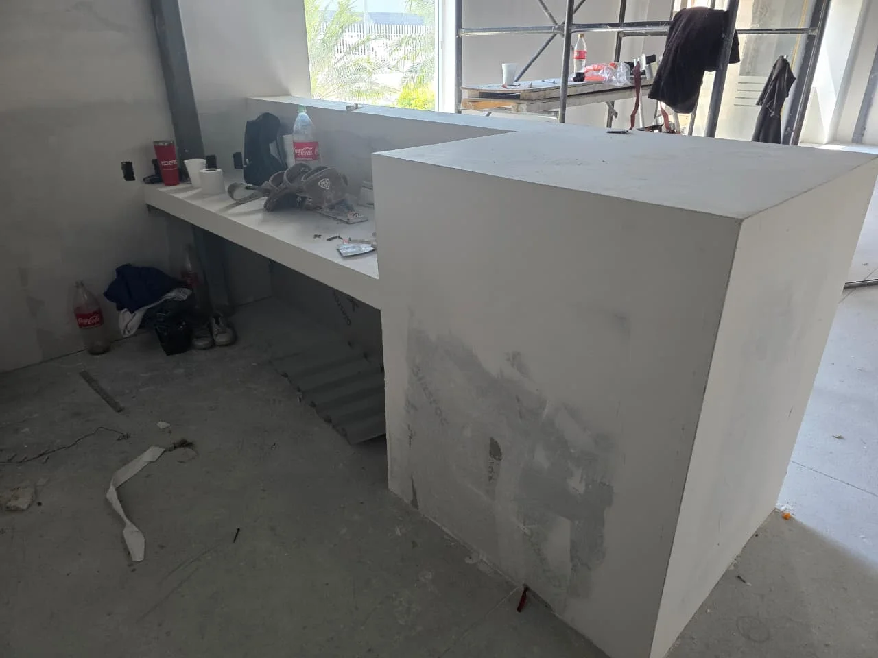 Cubo de tablaroca acabado con vista a palmera exterior — Grupo Hydro Tempus Monterrey