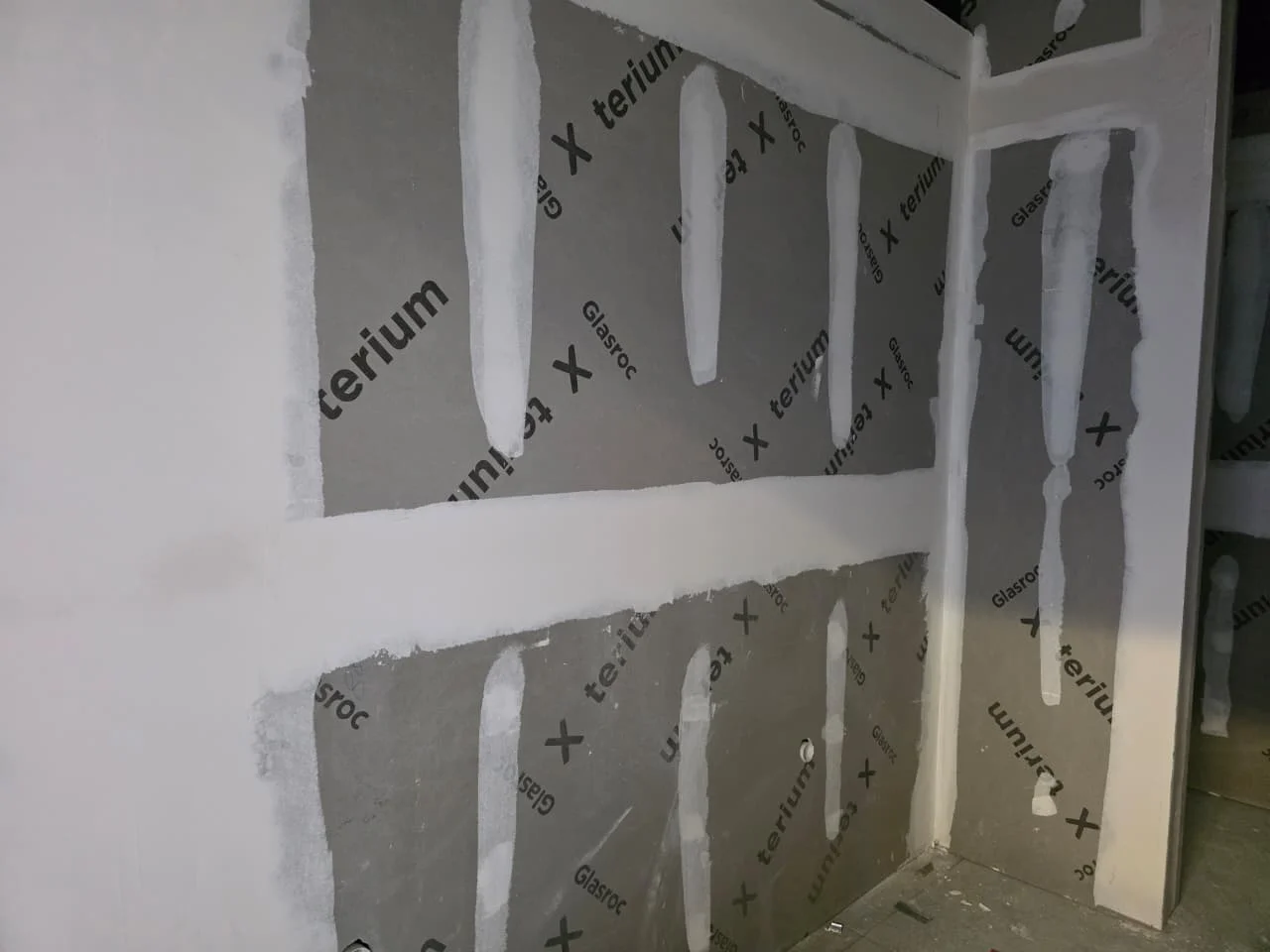 Detalle cercano de muro con tablaroca Glasroc X resanado en juntas — Grupo Hydro Tempus Monterrey