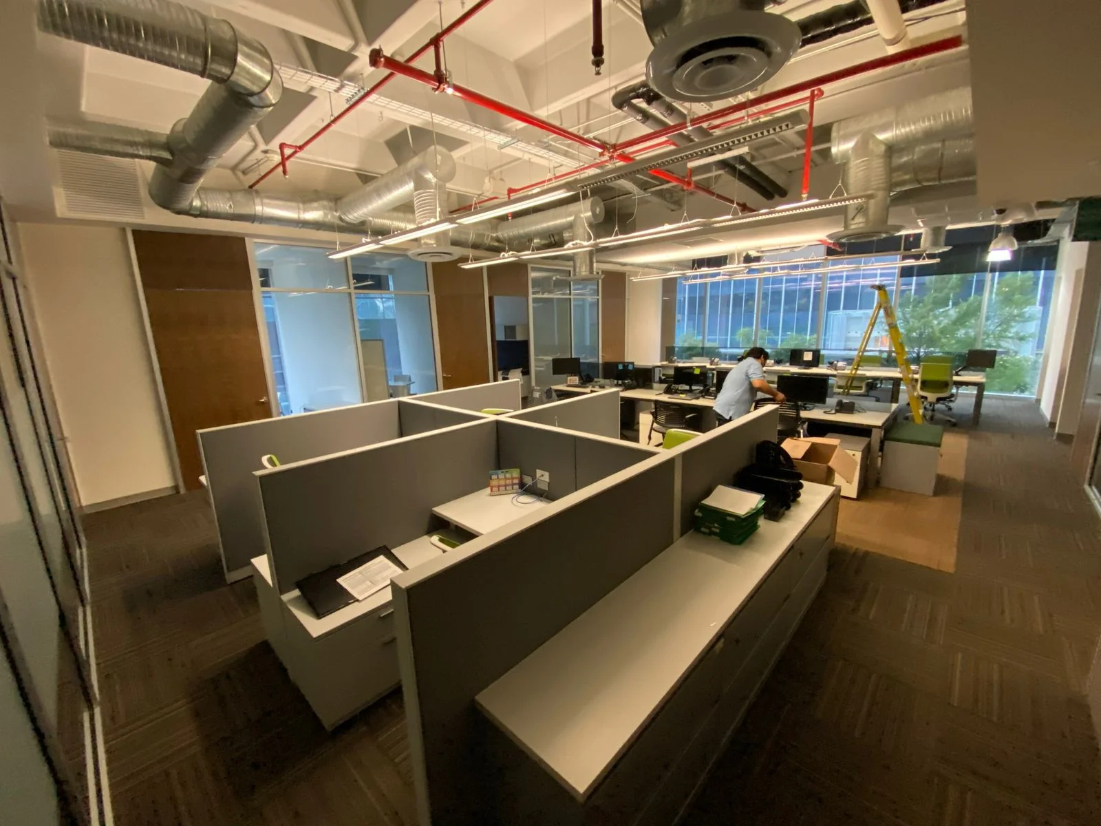 Open office terminado con cubículos y plafón con ductería vista — Nórdika Business Center Tempus Monterrey