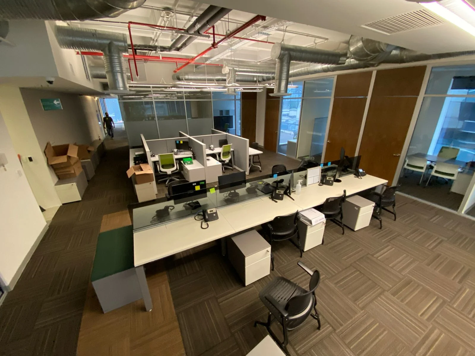 Open office terminado con escritorios largos en línea y sillas ergonómicas — Nórdika Business Center Tempus