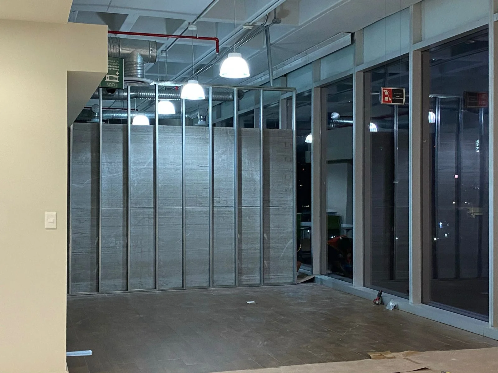 Muros divisorios con perfilería metálica y cancelería de cristal en proceso — Nórdika Business Center Tempus