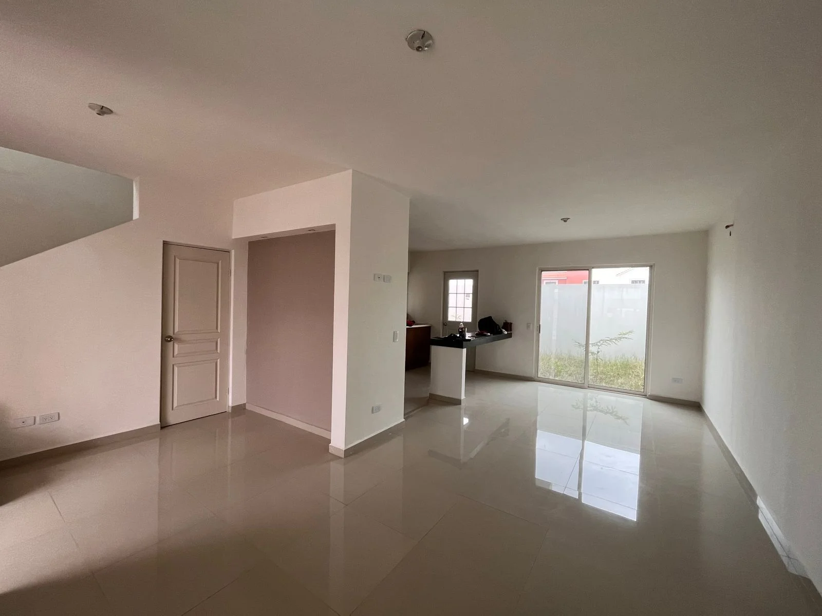 Espacio interior pintado con piso de porcelanato beige brillante — Nórdika Business Center Tempus Monterrey