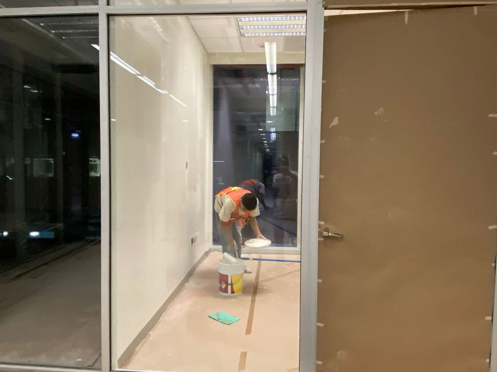Cancelería de cristal con marco de aluminio dividiendo cuarto con muros de tablaroca resanados — Nórdika Business Center Tempus