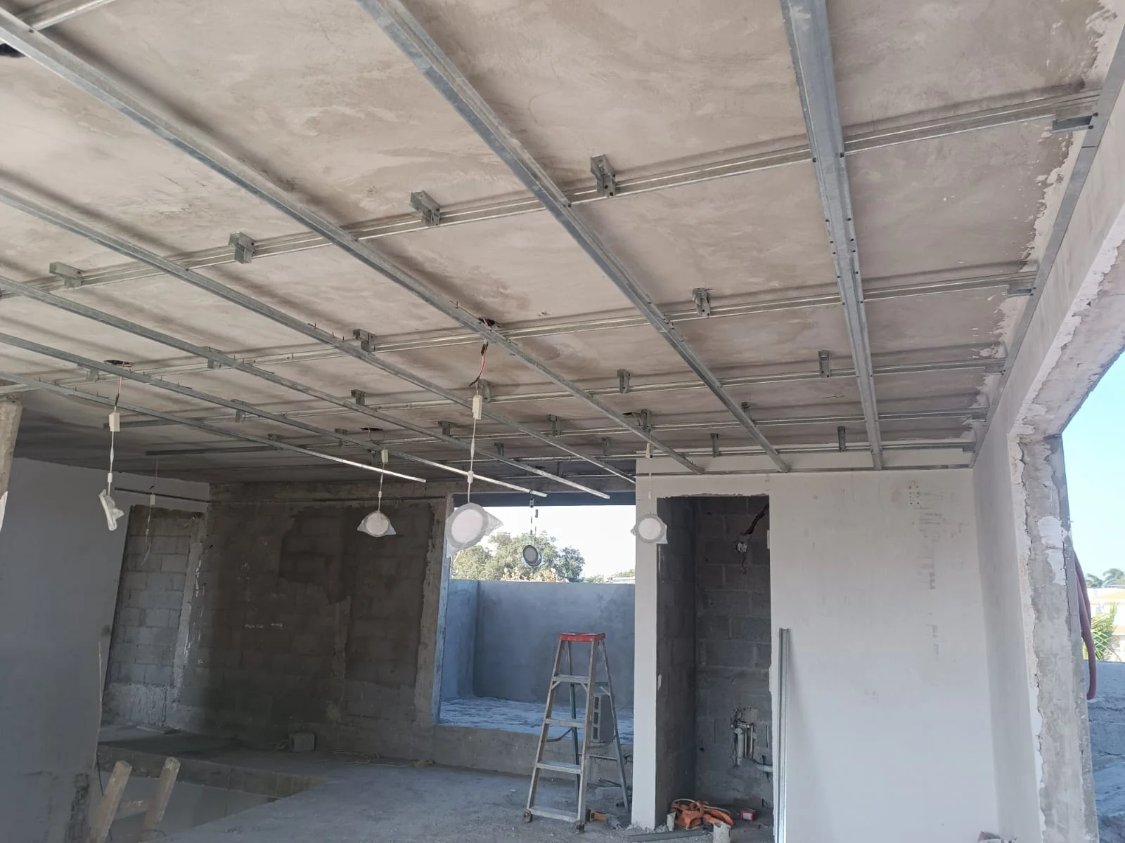 Plafón colgante con perfilería metálica galvanizada T y H sobre losa de concreto — Privada Montealto Tempus