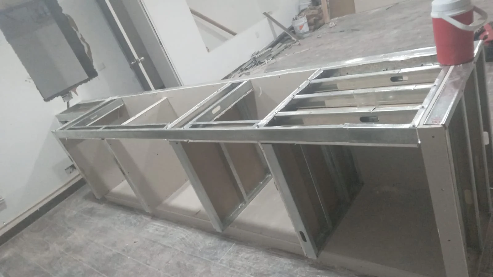 Estructura metálica de mueble empotrado con perfiles galvanizados lista para forrar — Privada Montealto Tempus
