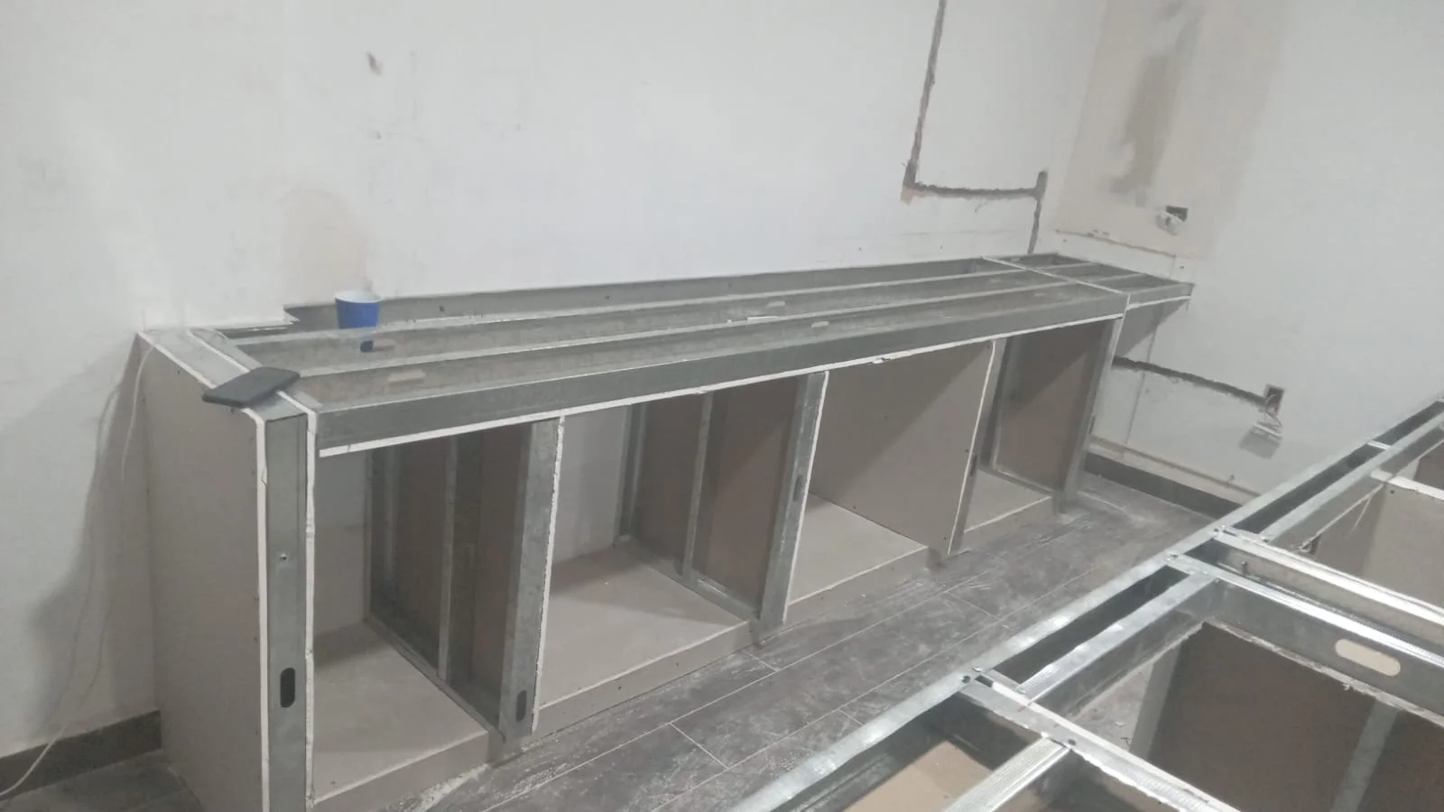 Estructura metálica de credenza empotrada con divisiones lista para forrar — Privada Montealto Tempus Monterrey