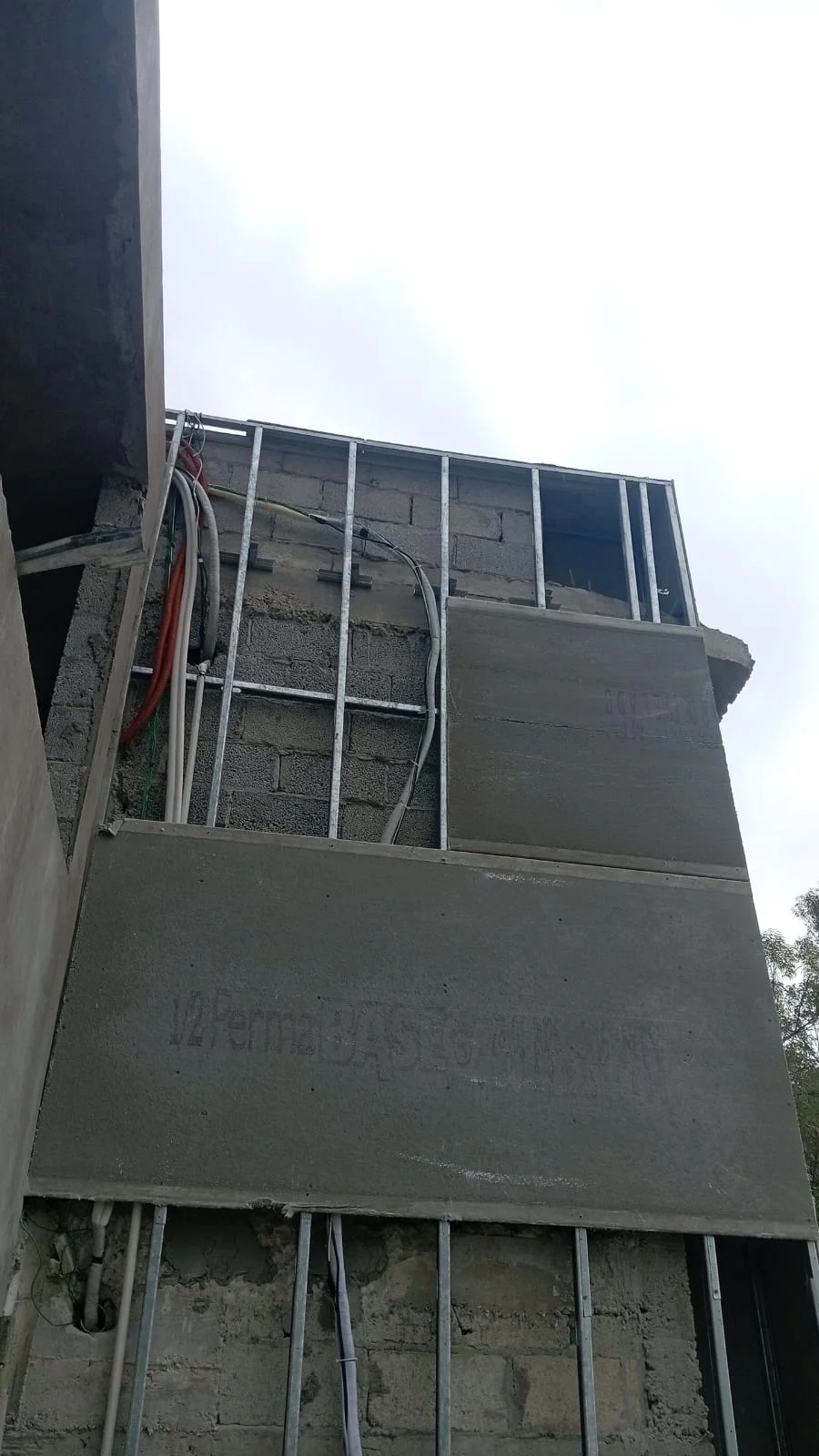 Detalle de muro exterior con cementicia PermaBase y perfilería metálica vertical — Privada Montealto Tempus
