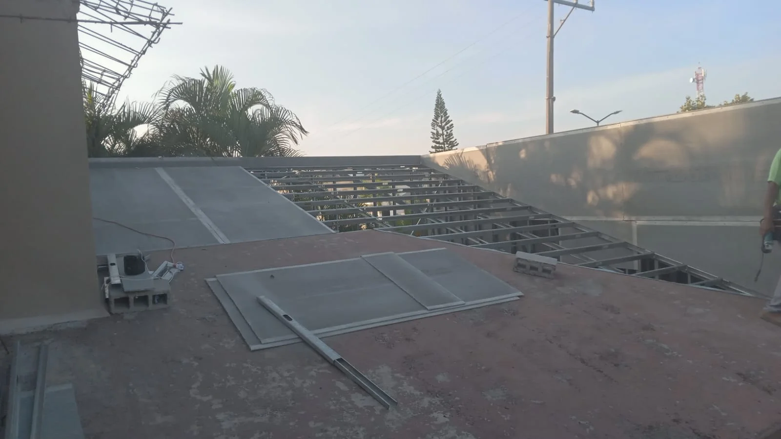 Azotea con estructura de joist metálico para cubierta y panelería cementicia — Privada Montealto Tempus