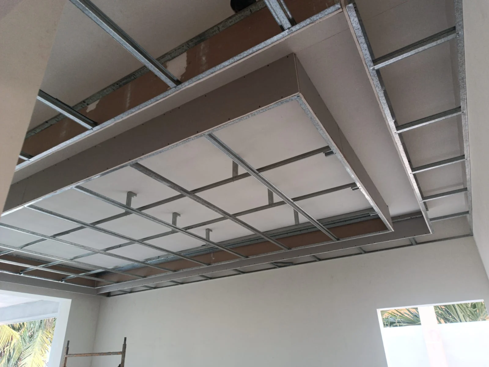 Plafón con desnivel flotante rectangular en construcción con tablaroca parcial — Privada Montealto Tempus