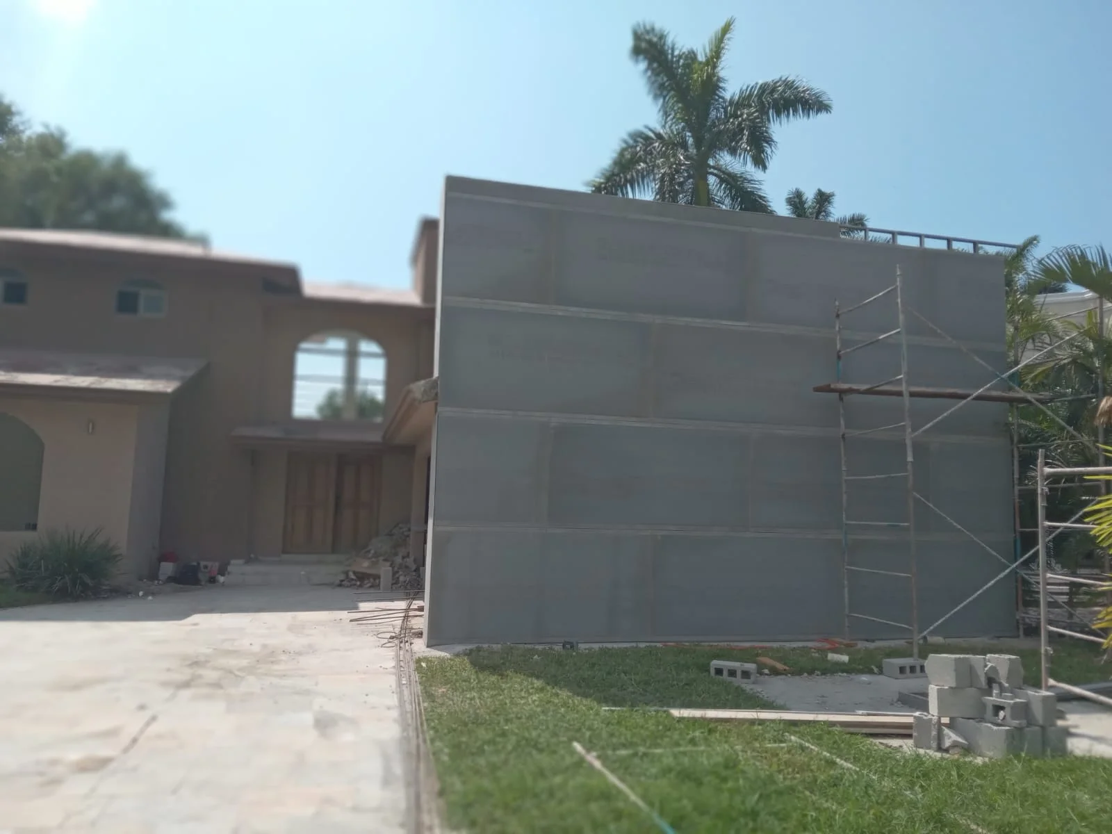 Fachada residencial con nueva ampliación de muro panelado cementicia gris — Privada Montealto Tempus Monterrey