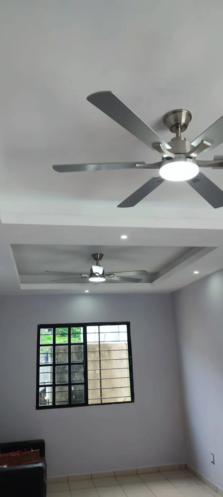 Plafón con desnivel y dos ventiladores cromados sobre habitación residencial terminada — Privada Montealto Tempus