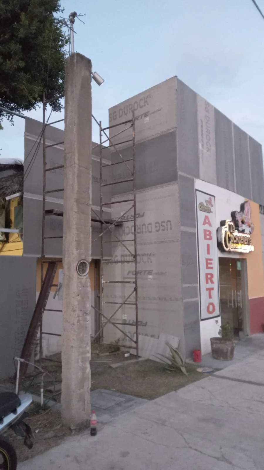 Fachada comercial con muros de tablaroca cementicia SG Durock Forte y andamio — Privada Montealto Tempus