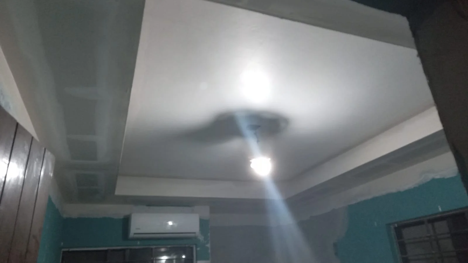 Plafón con desnivel rectangular tipo tray ceiling y luminarias en habitación — Privada Montealto Tempus Monterrey