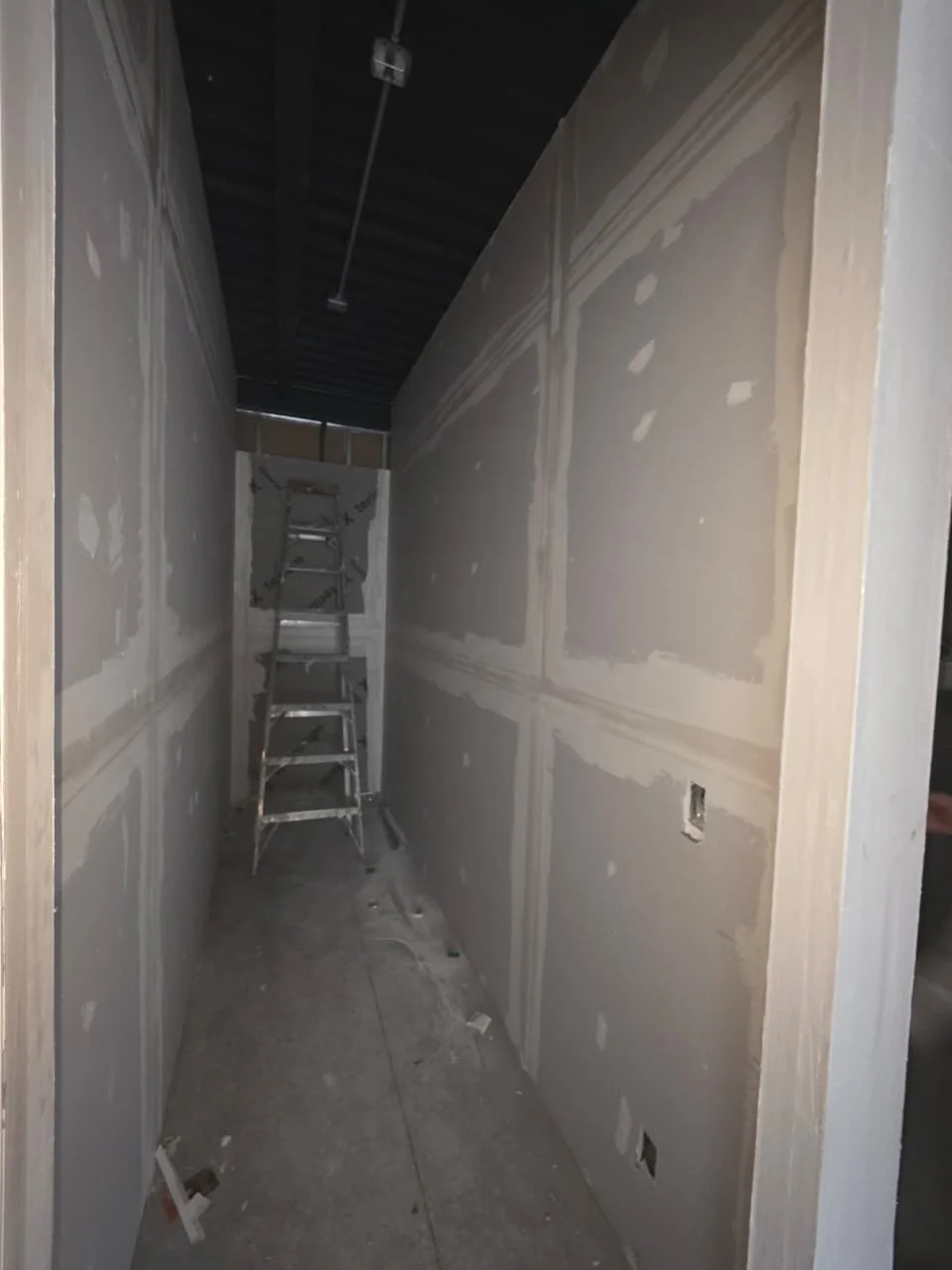 Instalación de plafones y tablaroca — proyecto comercial 01, Monterrey
