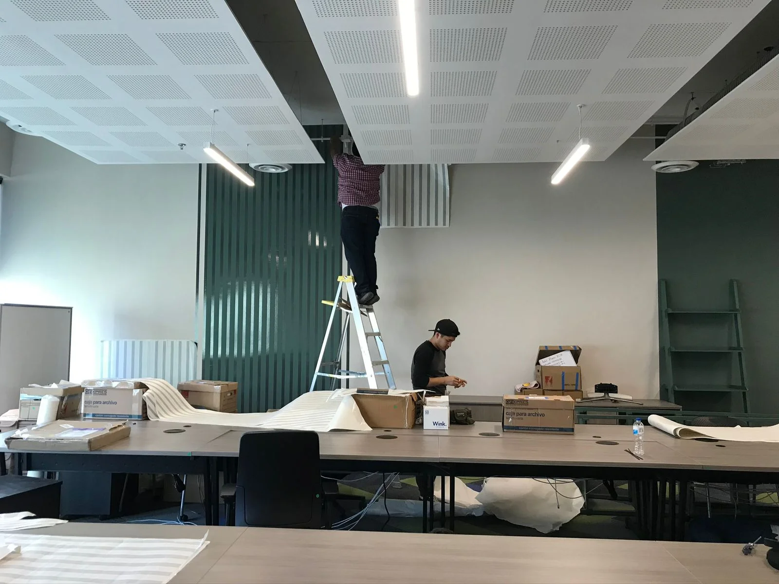 Sala de juntas con muros acanalados verticales y armado de mobiliario — Proyecto Corporativo 01 Tempus Monterrey