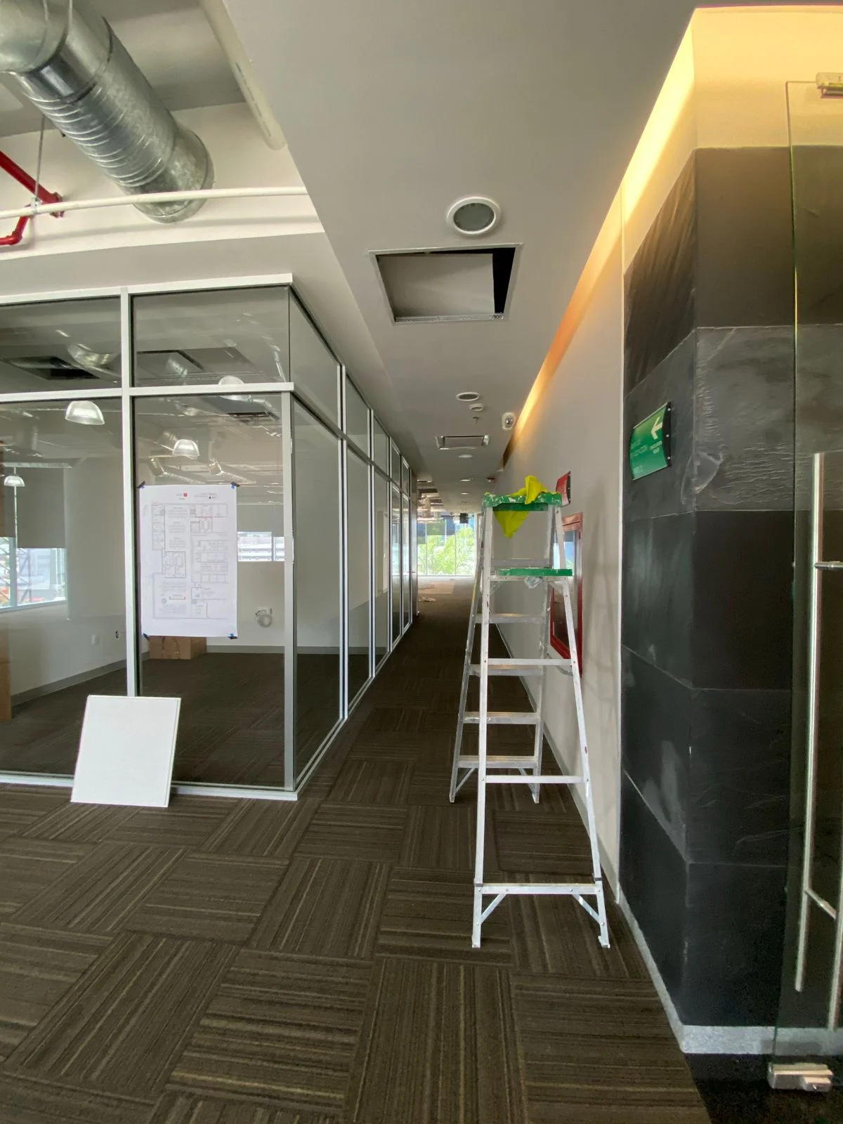 Pasillo corporativo con cancelería de cristal y ductería HVAC vista — Proyecto Corporativo 02 Tempus